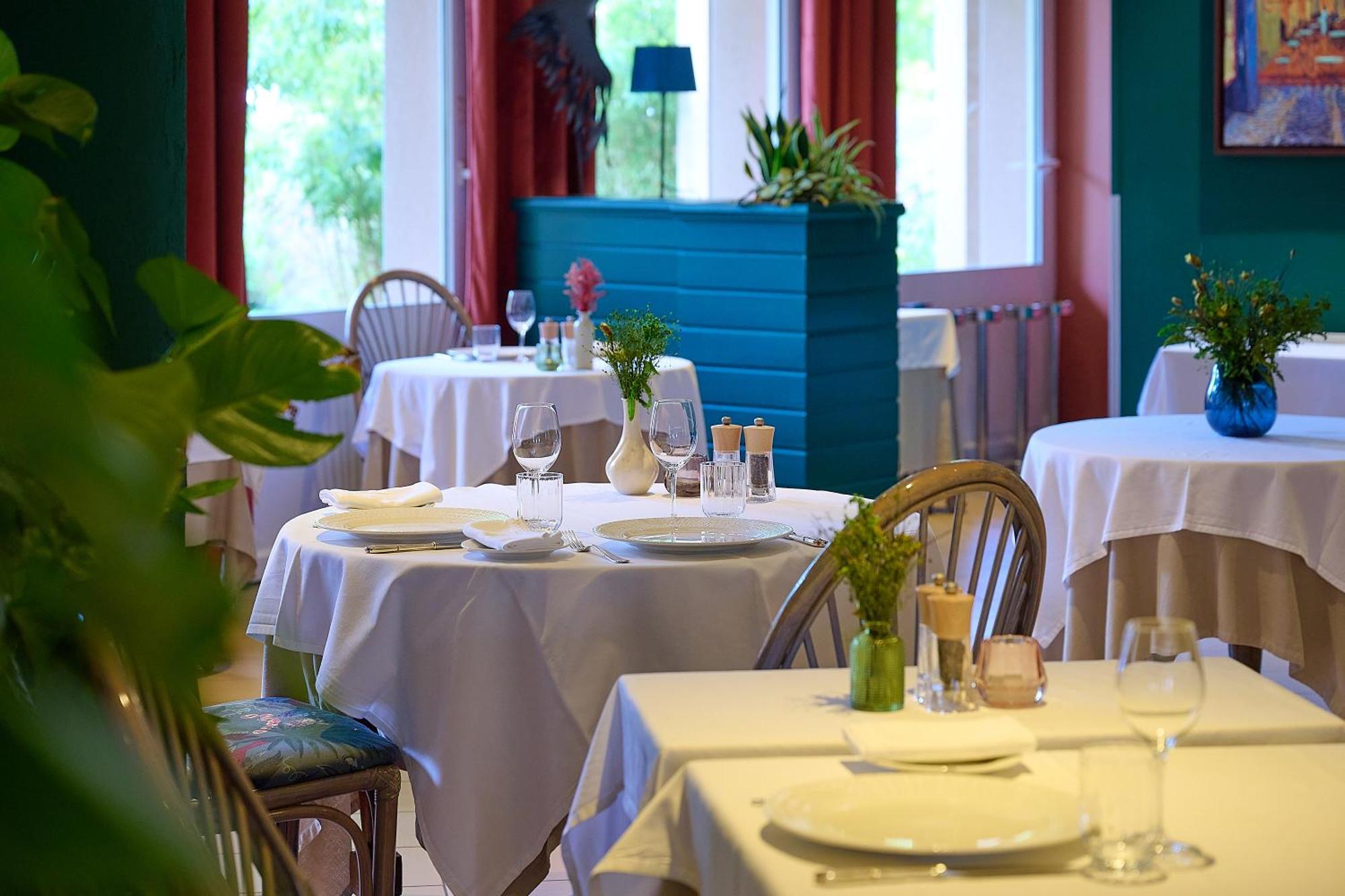 Logis L'Ermitage Hotel & Restaurant Saulges Esterno foto