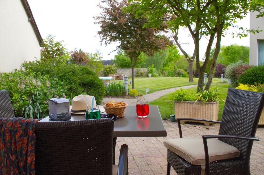 Logis L'Ermitage Hotel & Restaurant Saulges Esterno foto