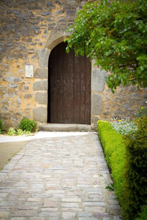 Logis L'Ermitage Hotel & Restaurant Saulges Esterno foto