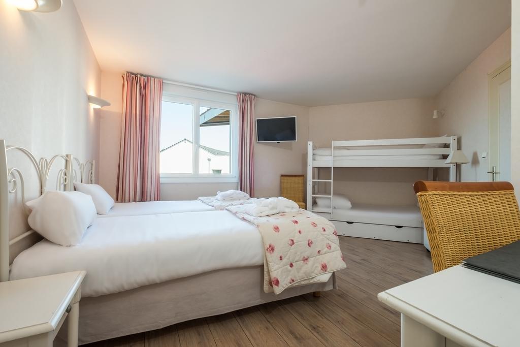 Logis L'Ermitage Hotel & Restaurant Saulges Esterno foto