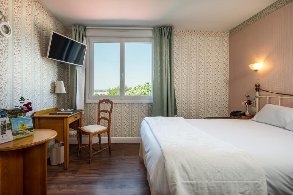 Logis L'Ermitage Hotel & Restaurant Saulges Esterno foto