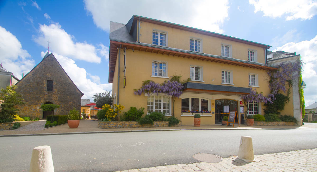 Logis L'Ermitage Hotel & Restaurant Saulges Esterno foto